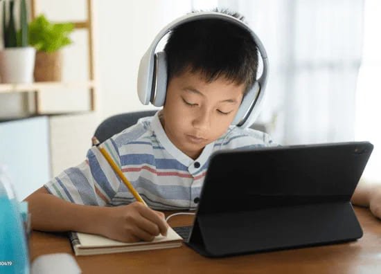 子供がタブレットで英語の1対1レッスンを楽しんで学習している