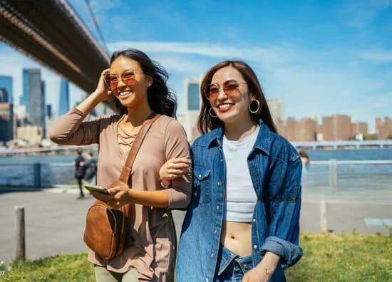 ブルックリン橋でニューヨーク旅行を楽しむ二人の友人。